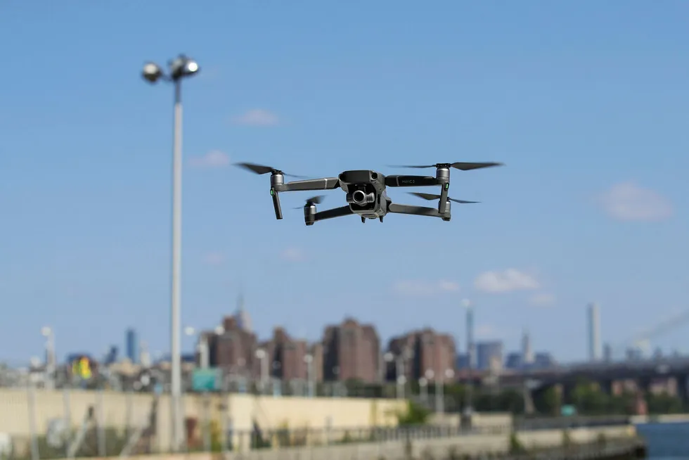 Salget av droner har skutt i været de siste årene. Nå er flere aktører på kollisjonskurs om bruksområdene.