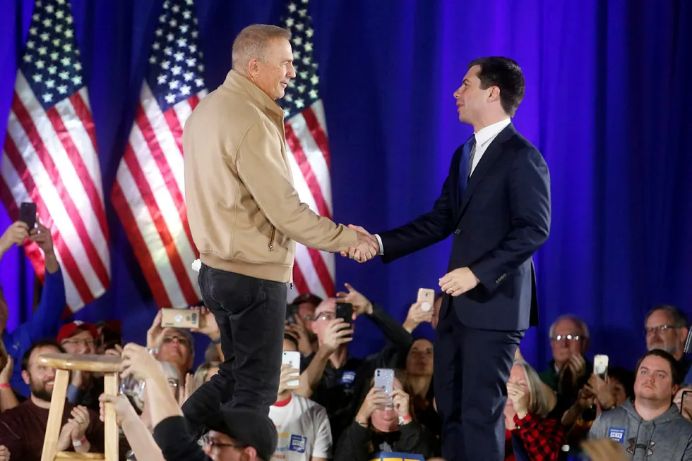 Presidentkandidat Pete Buttigieg (til høyre) hilser på skuespiller Kevin Costner under et valgkamparrangement i Indianola i Iowa søndag.