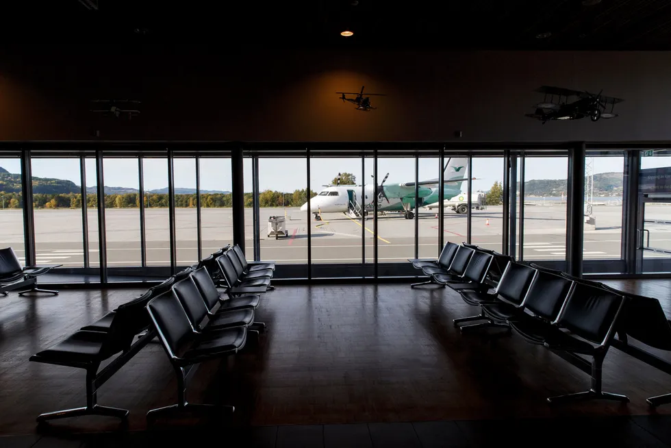 Det ble ingen streik blant bakkemannskaper ved flyplassene. Her står et Widerøe-fly på utsiden av ankomsthallen på Værnes lufthavn.