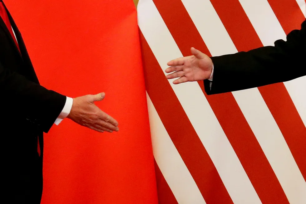 USAs president Donald Trump tror ikke på noen handelsavtale med Kina. På bildet hilser Trump på Kinas president Xi Jinping i Beijing i november ifjor.