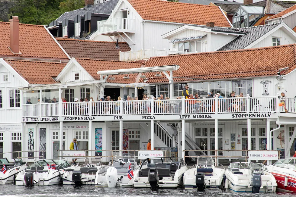 Fra båtlivet på bryggen ved Stopp En Halv pub & Restaurant langs Blindtarmen i Kragerø. Noen av pengene nordmenn skulle brukt i utlandet, ble muligens lagt igjen her.