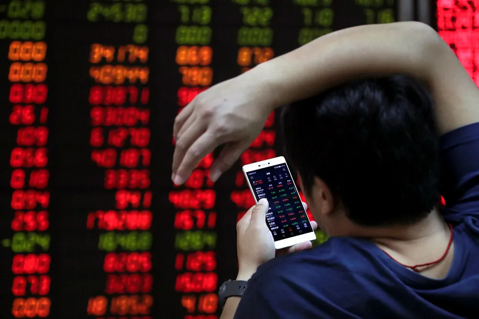 Kinesiske myndigheter har stabilisert aksjemarkedene siden den siste boblen i 2014–15. Utenlandske investorer jakter billige aksjer ved de kinesiske børsene. Foto: Andy Wong/AP/NTB Scanpix