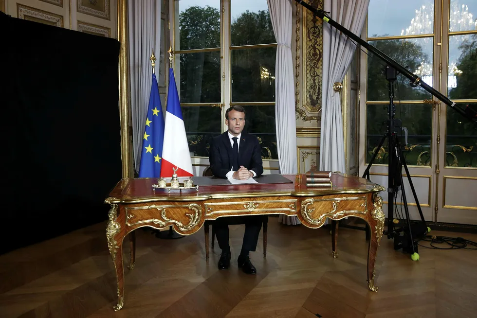 Frankrikes president Emmanuel Macron sier at Notre-Dame skal gjenreises innen fem år.