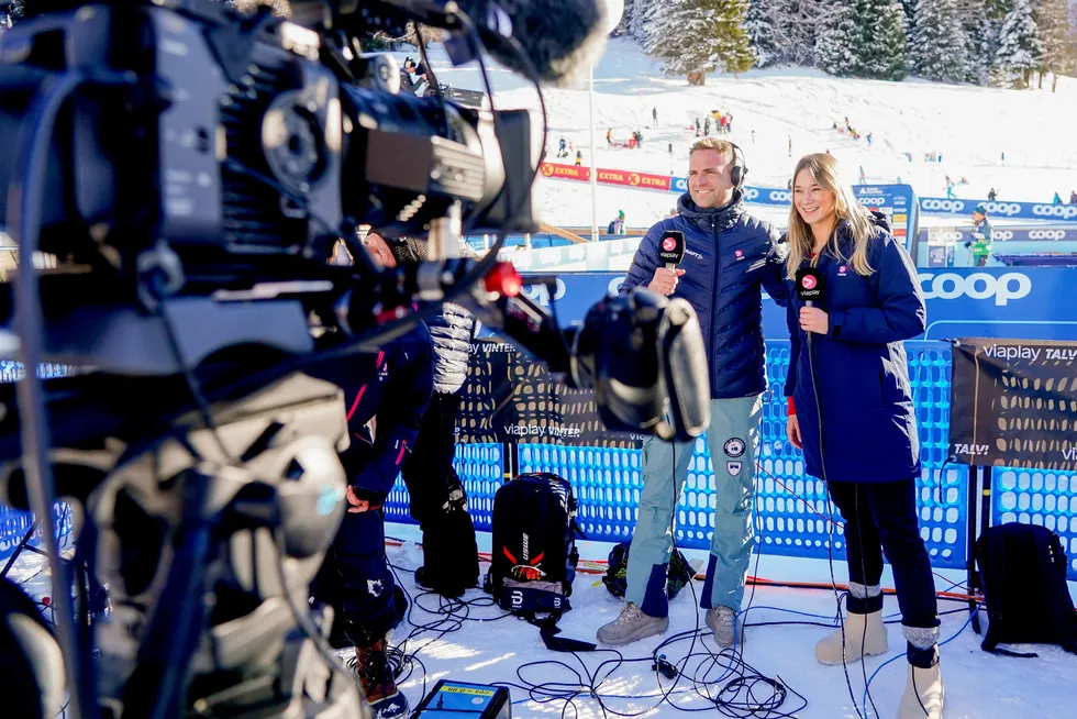 Krisene kom på løpende bånd for Viaplay i fjor. Strømmeselskapet satser på reality, innkjøpte filmer og serier og sportsrettigheter. Her er Niklas Dyrhaug og Regine Leenborg Anthonessen i forbindelse med et verdenscuprenn i langrenn i Davos i vinter.