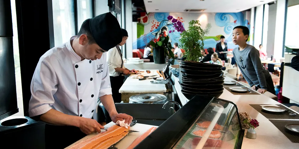 Illustrasjonsfoto: Den erfarne kokken Feng Jiang på restauranten Haiku gjør en skotsk laks klar for servering. Kinesiske forbrukere er nå redde for koronasmitte fra både norsk og skotsk laks.