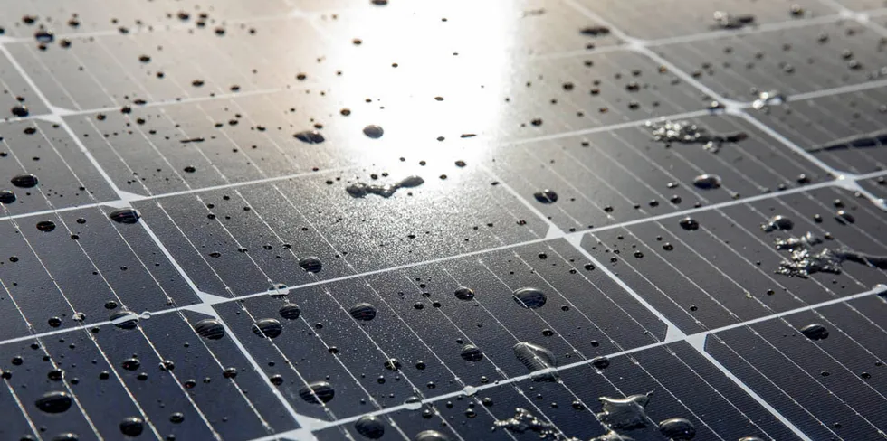 Skatteetaten mener at private husholdninger med solcellepaneler på taket må skattes som næringsdrivende hvis de får overskuddsstrømm som selges tilbake til kraftnettet. Det vekker reaksjoner både hos NHO, politikere og solcellebransjen.