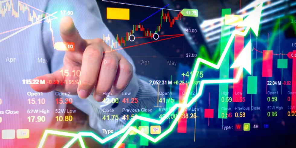 Markedsprisene viser at vinterprisene skal tangere prisrekordene fra august og september, men analysene viser at prisen kan fort bli 1 kr/kWh lavere enn det.