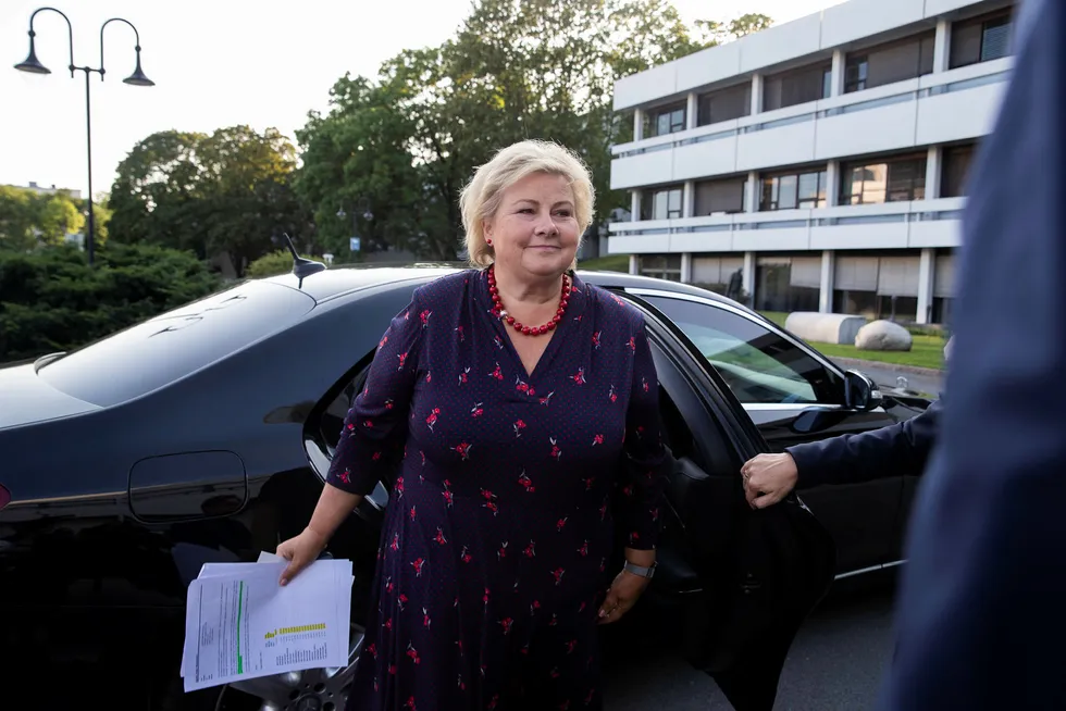 Statsminister Erna Solberg ved NRK-huset på Marienlyst før partilederutspørringen onsdag kveld. Hun har ark i hendene, men det var ikke løsningen på bompengekrisen i regjeringen.