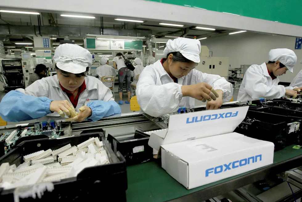Proteksjonistiske tiltak som skader den kinesiske økonomien, skader også amerikanske bedrifter som setter sammen produktene sine i Kina, som her på Foxconns fabrikk i Shenzhen. Foto: Kin Cheung/Ap/NTB Scanpix
