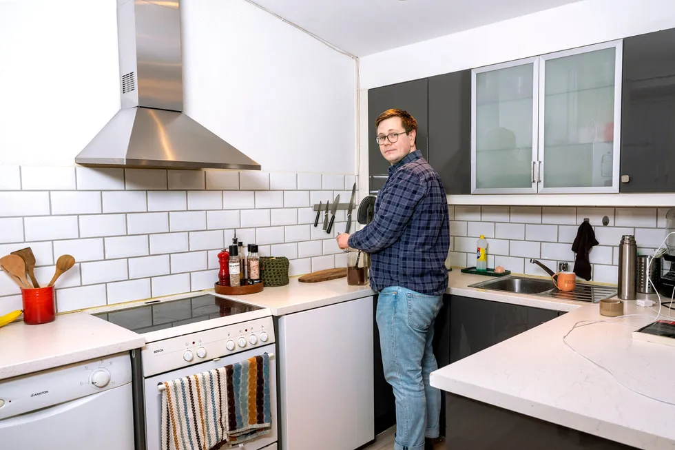 Henrik Drivenes (25), fulltidsansatt i Human-Etisk Forbund, har fått finansieringsbevis av banken, men han har likevel ikke sjanse til å vinne budrundene om selv de minste leilighetene i Oslo. Han bor på Majorstuen i en leid leilighet på 38 kvadratmeter.