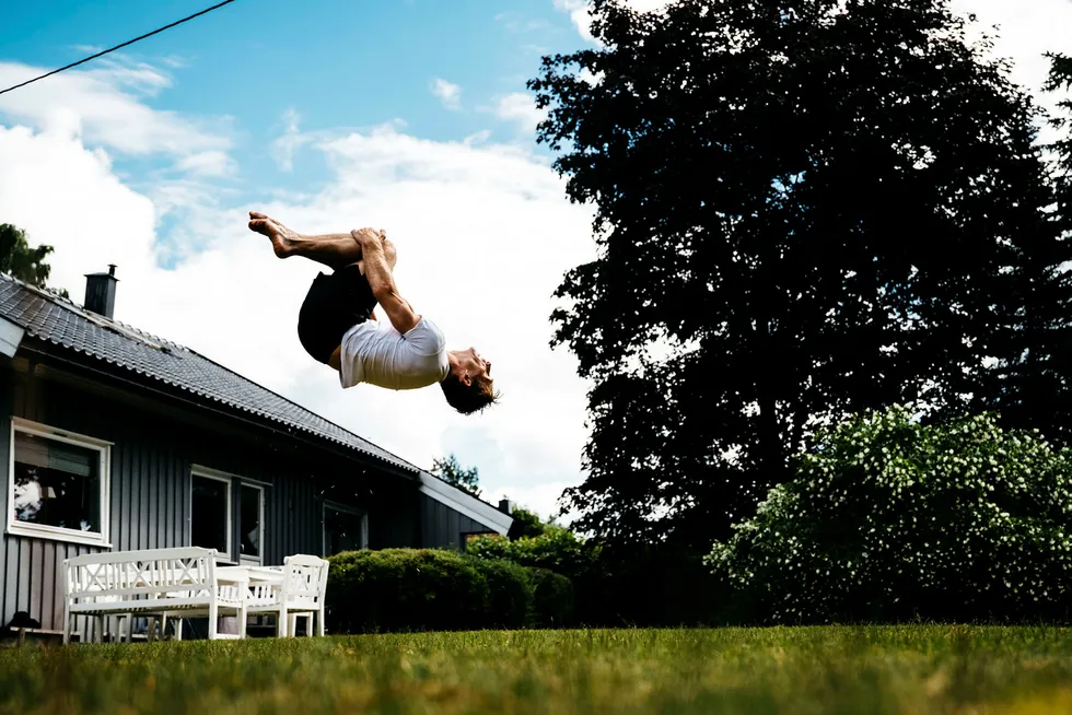Espen Jansen, turner og turntrener slår salto i hagen, en øvelse 49 åringen har bestemt seg for å beherske i 51 år til. Foto: Fartein Rudjord