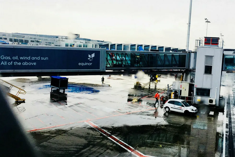 Equinor har i flere år tapetsert flyplassen i Brussel med kampanjer ikke minst for norsk gass. Dette bildet tok Norges daværende EU-ambassadør en regnfull maidag i fjor da Statoil hadde skiftet navn til Equinor.