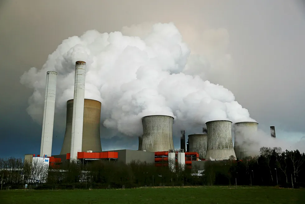 Dersom vi skal nå de globale klimamålene, må resten av verden følge Norges eksempel. Det tar lang tid å bytte ut bilparken. Vi kan ikke vente til kullkraftverkene er faset ut. Her kullkraftverket RWE i Köln, Tyskland som er et av Europas største.