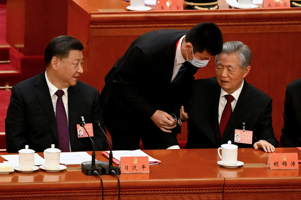 Partikongressen vil bli husket for opptrinnet da tidligere toppleder Hu Jintao (til høyre) blir geleidet bort, tilsynelatende mot sin vilje. Xi Jinping (til venstre) befester sin maktposisjon.