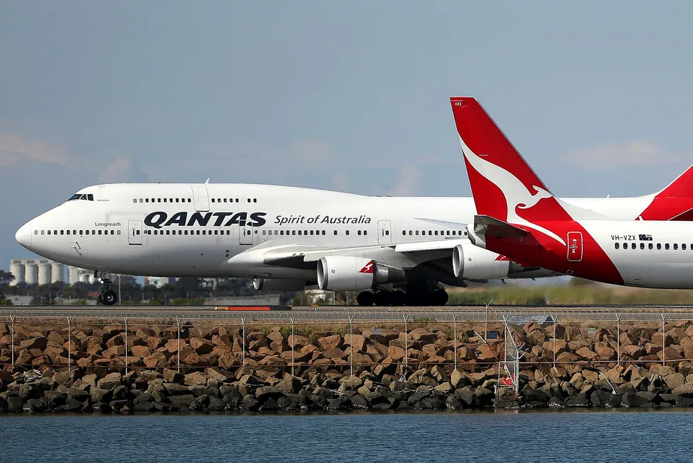 Et Dreamliner-fly fra australske Qantas har satt ny rekord etter å ha fløyet direkte fra New York til Sydney uten mellomlanding. Turen tok 19 timer og 16 minutter.