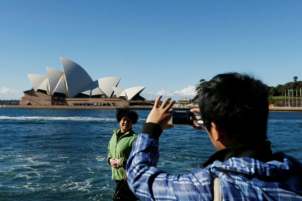 Kina advarer om å planlegge feriereiser til Australia og ber studenter om revurdere planer om å studere ved australske universiteter på grunn av «rasisme». Forholdet mellom de to landene er på frysepunktet etter Australia støttet en internasjonal granskning av koronapandemien.