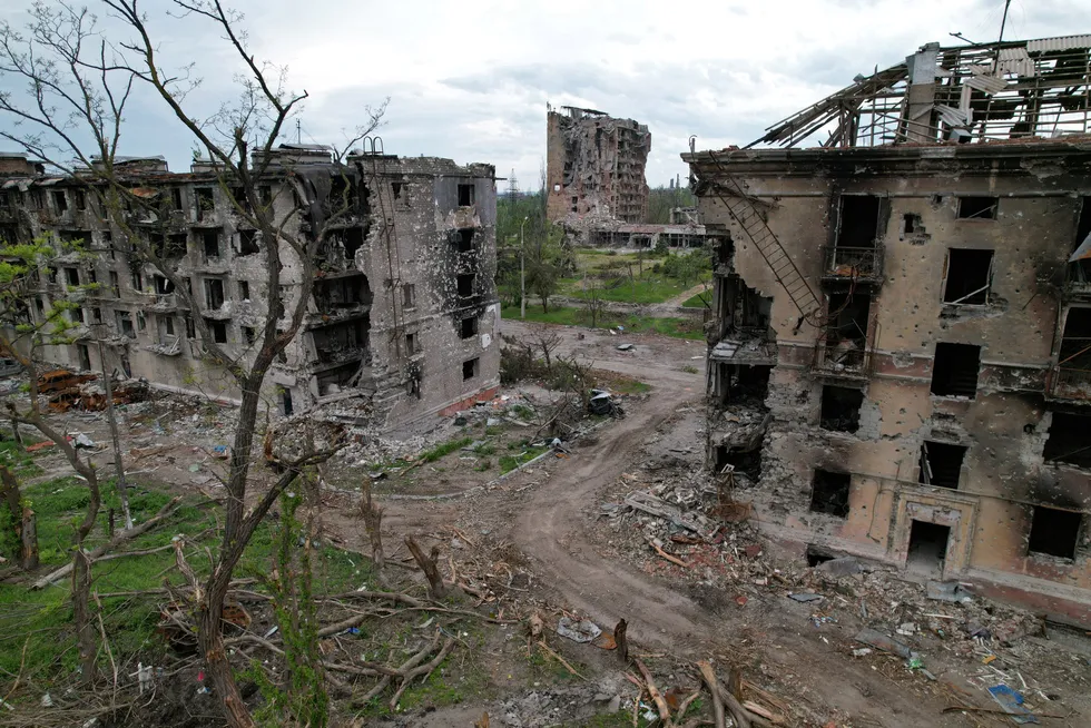 Reell ukrainsk suverenitet er jo hele poenget med krigen, skriver Janne Haaland Matlary. Bildet: boligområde i Mariupol i Ukraina, 22. mai.