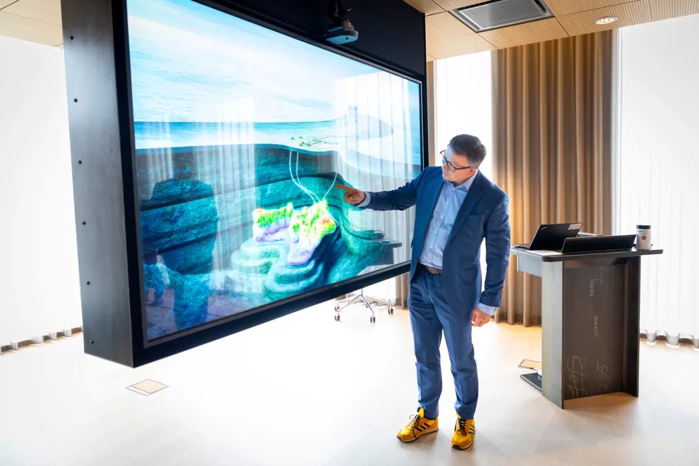 Aker BP-sjef Karl Johnny Hersvik leverer plan for nok et oljeprosjekt på norsk sokkel, denne gangen Frosk. Her viser han frem en illustrasjon i Aker-styrerommet mandag.