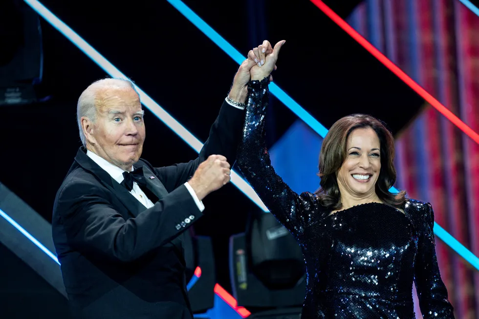 President Joe Biden hyller Kamala Harris på en middag i Washington, DC nylig.