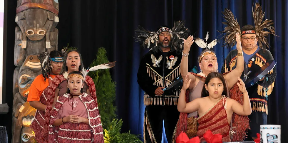 Gruppen Tsatsu Stalqyu («Kyst-ulveflokk») under framføring av tradisjonelle kyst-salisjiske sanger og danser på urfolkssamlingen i xʷməθkʷəyəm (Musqueam) kultursenter.