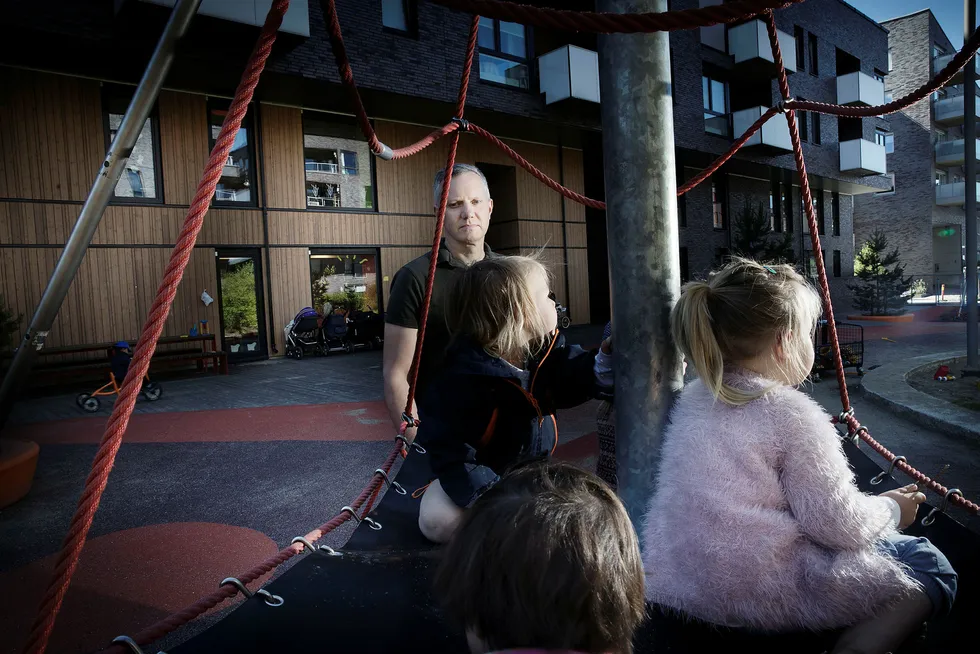 Barnehagekjempen Læringsverkstedet økte i årets ni første måneder inntektene kraftig. Gründer og toppsjef Hans Jacob Sundby må nå sørge for at barnehagene tilpasser seg den nye bemanningsnormen.