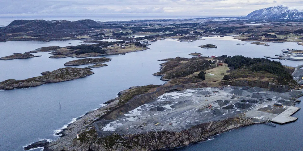 Salmon Evolution skal bygge landbasert matfiskanlegg steinbrudd på Indre Harøy i Fræna i Møre og Romsdal