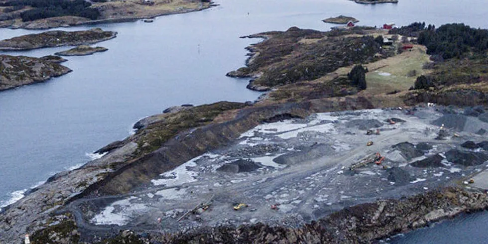 Salmon Evolution skal bygge landbasert matfiskanlegg steinbrudd på Indre Harøy i Fræna i Møre og Romsdal