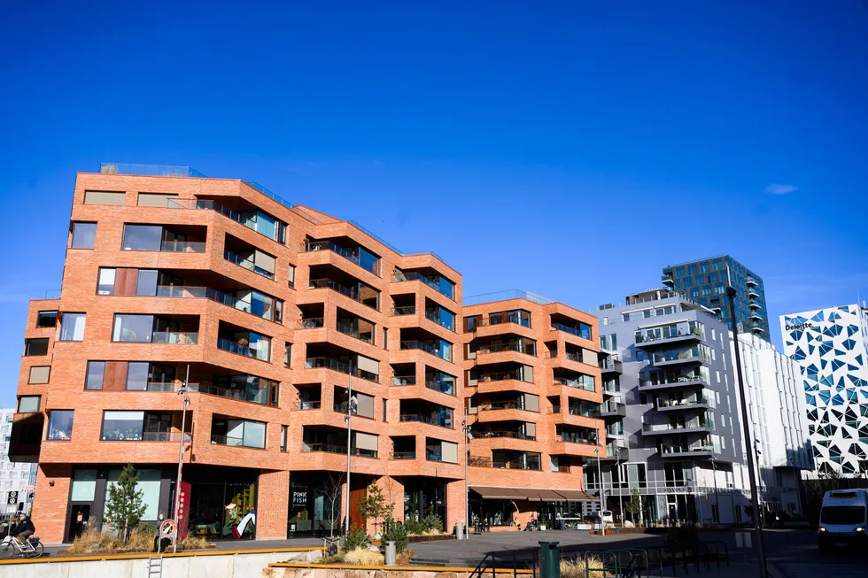 Boligprisene i Oslo er nå nær tre prosent lavere enn i februar. Foto av leiligheter i Bjørvika i Oslo.