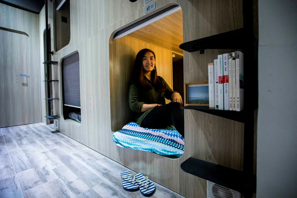 Det er blitt svært vanskelig å komme seg inn på boligmarkedet i Hongkong. Små leiligheter koster 20 årslønninger. Svaret for mange er knøttsmå hybler. Foto: Isaac Lawrence/AFP/NTB Scanpix