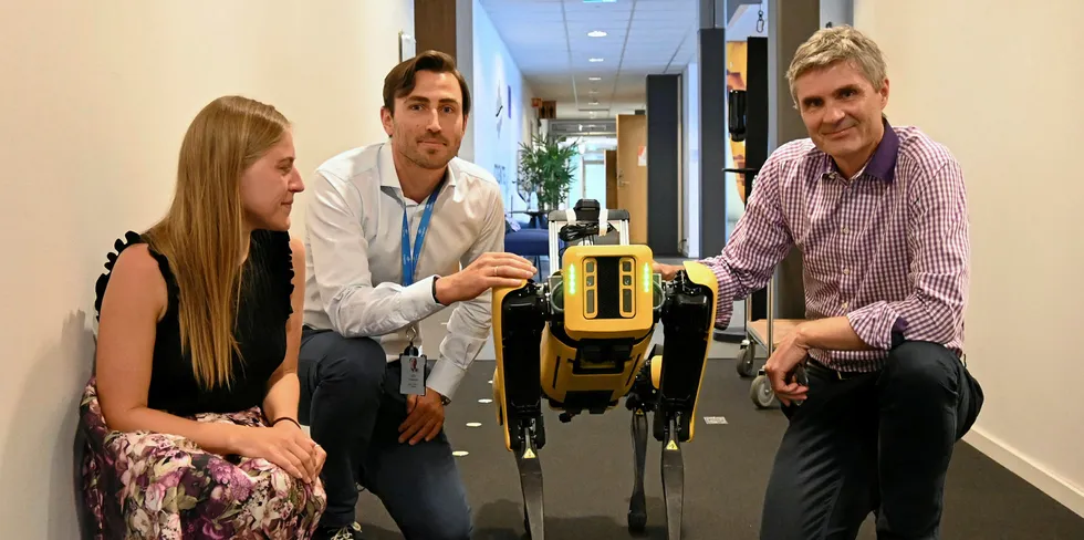John Markus Lervik (til høyre), direktør Ingar Beck Landet og kommunikasjonssjef Giedre Malinauskaite i Cognite med en av robotene de mener kan egne seg for kraftbransjen.