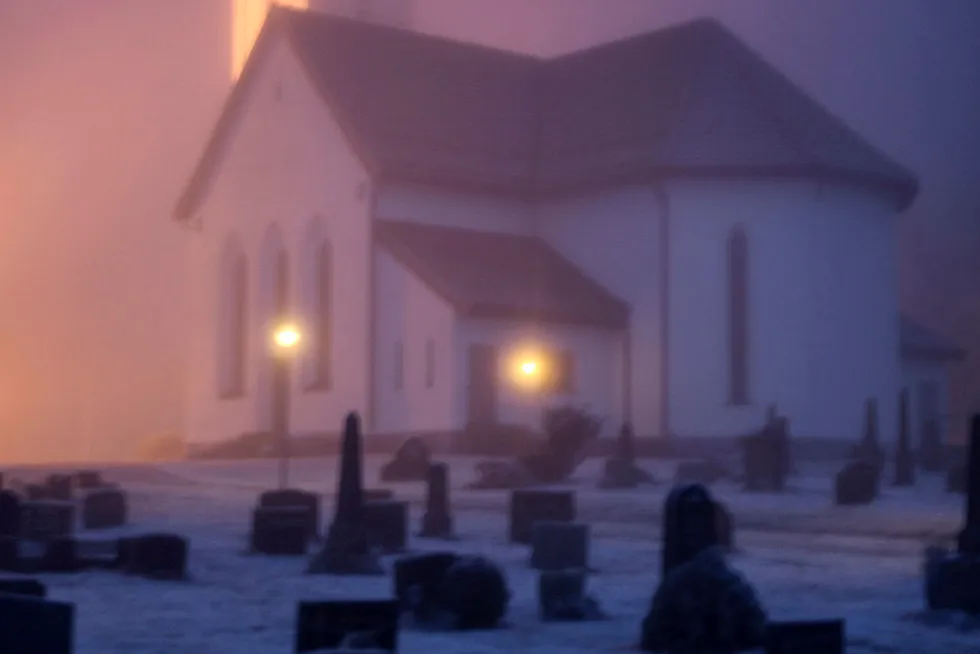 Fiskum kirke og kirkegården