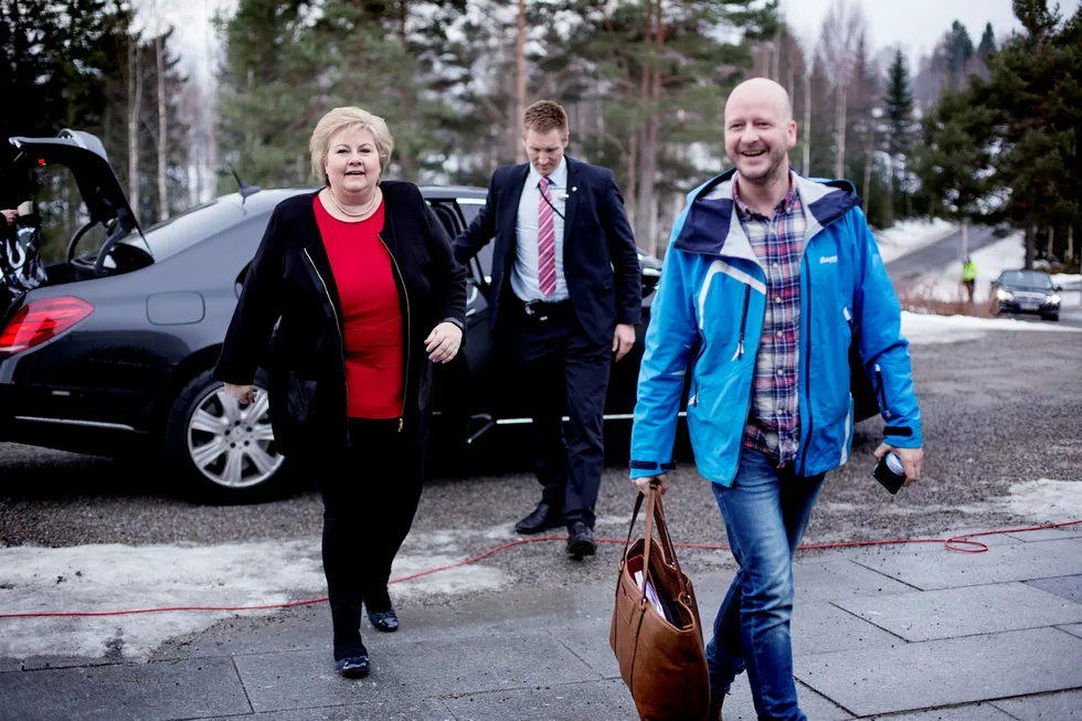 Statsminister Erna Solberg og statssekretær Sigbjørn Aanes ankommer første dag av regjeringens budsjettkonferanse på Hurdalssjøen. Foto: Ida von Hanno Bast