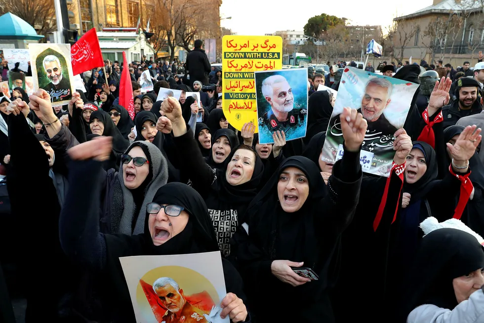 Demonstranter utenfor den britiske ambassaden i Teheran holder opp plakater at den drepte generalen Qasem Soleimani og brente det britiske flagget. Det ble også demonstrert mot iranske myndigheter flere steder i Teheran lørdag og søndag etter at et ukrainsk passasjerfly ble skutt ned ved en feiltakelse.