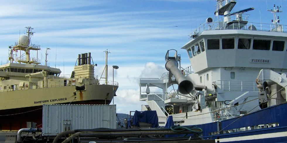 KONFLIKT. Til venstre seismikkskipet «Ramform Explorer». Til høyre snurparen «Fiskebas». Det er full konflikt mellom seismikk og pelagisk fiskeri, blant annet på Vikingbanken.