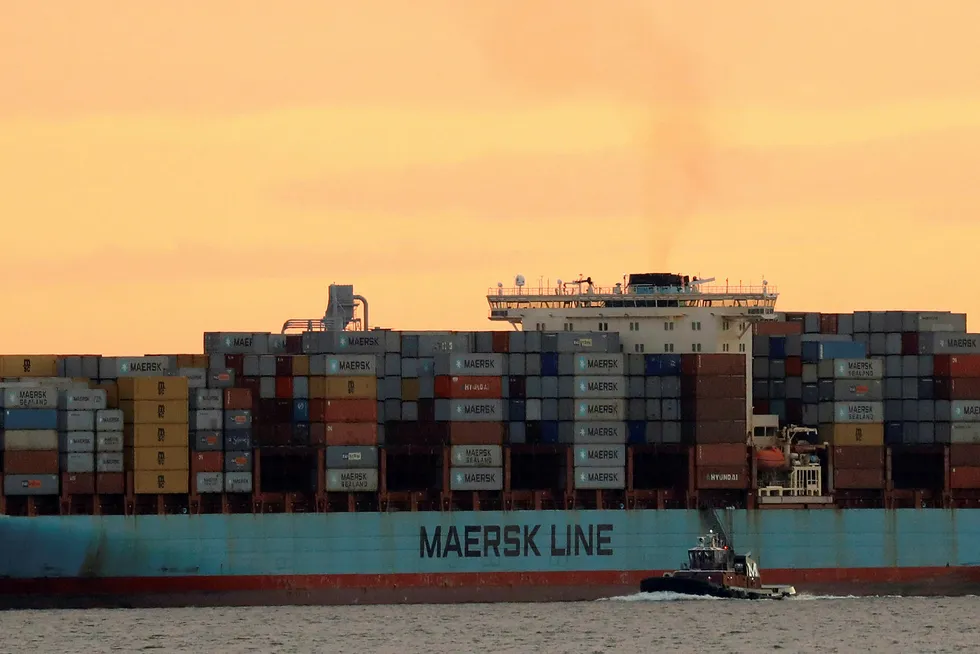 Et Maersk-skip forlater havnen i New York i juni. Foto: BRENDAN MCDERMID/Reuters/NTB Scanpix