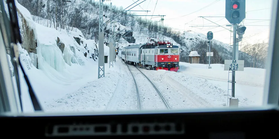 STENGT: Ofotbanen er stengt på grunn av et snøskred som er gått over sporet mellom Björkliden og Abisko i Sverige.