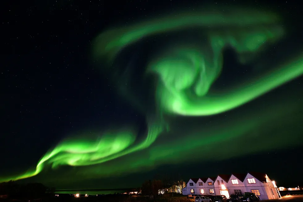 Aurora borealis, bedre kjent som nordlys, lyser opp himmelen over hovedveien sørøst på Island, mellom Jökulsárlón-isbreen og Höfn.