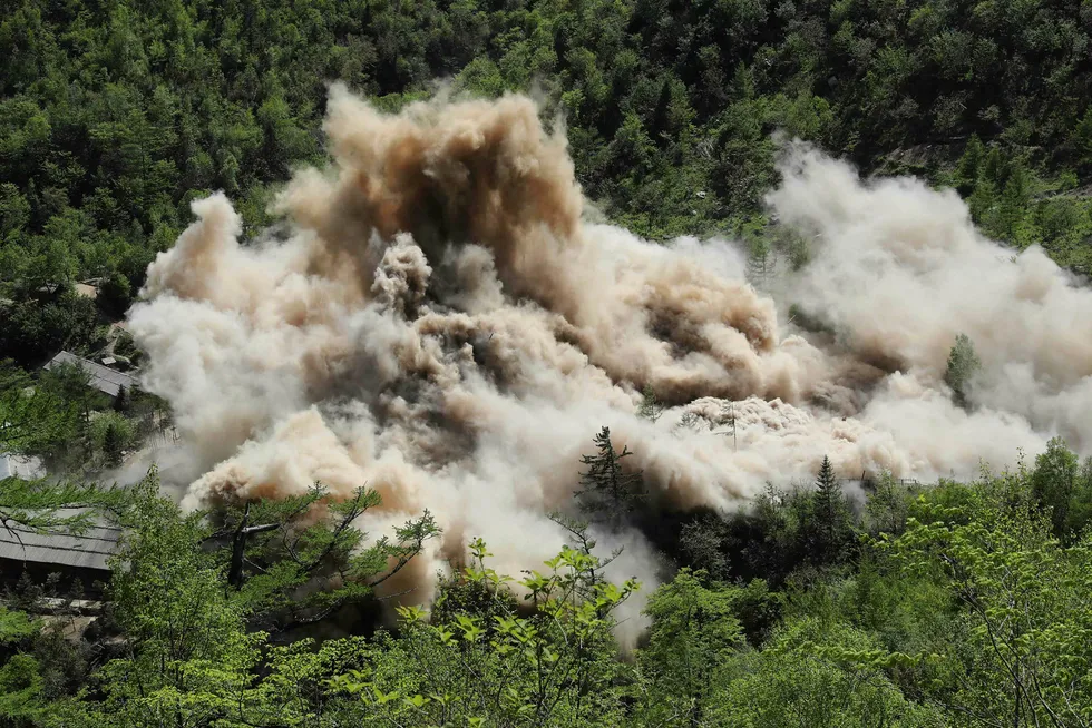 Bildet som er tatt 24. mai viser det som ifølge Nord-Korea er ødeleggelse av et testanlegg for atomvåpen. Ødeleggelsen skulle være en gest overfor Donald Trump før toppmøtet mellom de to landene. Foto: Dong-A Ilbo/ News1 /South Korea out/AFP photo/NTB Scanpix