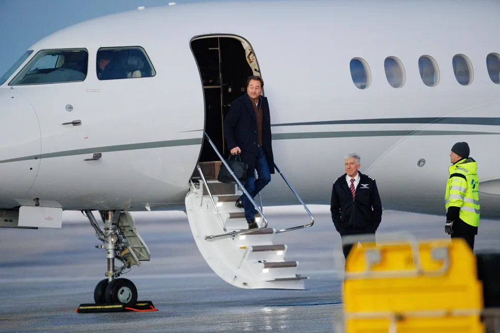 Kjell Inge Røkke på vei ut av Akers privatfly, en Falcon 8X.