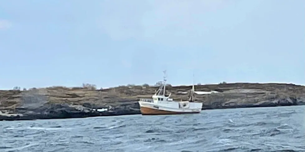 Etter å ha fått motorstopp drev sjarken «Mali» på land ved Risvær utenfor Sleneset på morgenen 14. april.