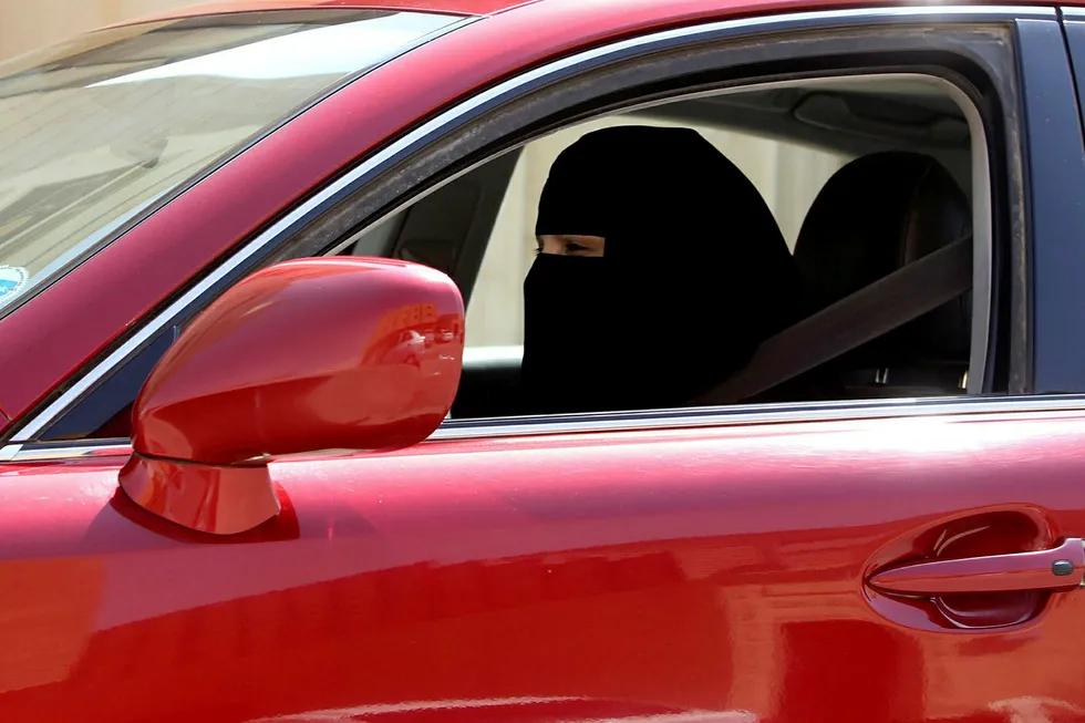 Kvinner får omsider lov til å kjøre bil i Saudi-Arabia. Bildet viser en kvinne som kjører bil i hovedstaden Riyadh i 2013. Foto: Faisal Al Nasser/Reuters/NTB scanpix