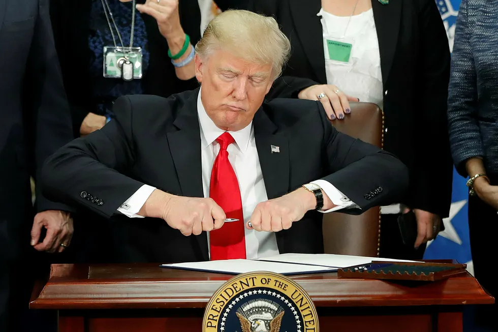 Trump avbildet like før han onsdag 25. januar signerte en presidentordre som skal sørge for at han oppfyller valgløftet om å bygge en mur mot Mexico. Foto: Pablo Martinez Monsivais / AP Photo / NTB Scanpix