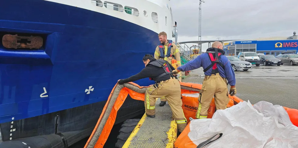 Brannvesenet jobber med å legge ut lenser rundt fangstbåten «Havsel» etter at det ble oppdaget hull i skroget. Tidligere søndag gikk fartøyet på grunn i Tromsøysundet og fikk slagside.