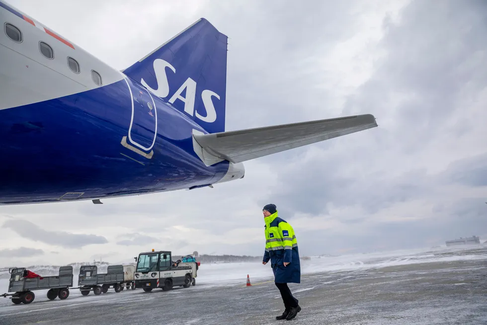 Kaptein Bjørn Erik Dahl sjekker flyet før avgang fra Bodø.