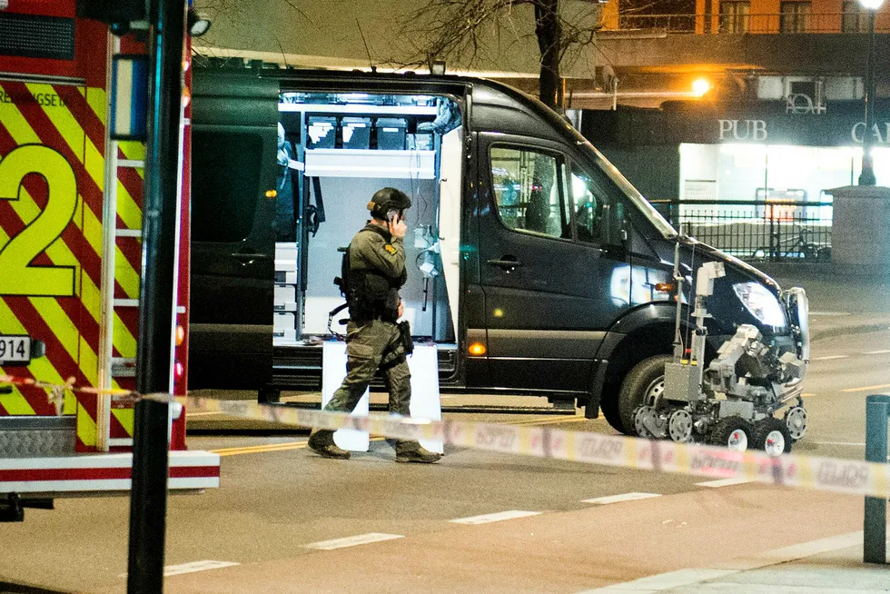 Politiet har sperret av et område på Grønland i Oslo lørdag kveld. En 17 år gammel russisk statsborger er siktet for ulovlig befatning med eksplosivt materiale. Foto: Fredrik Varfjell/NTB Scanpix