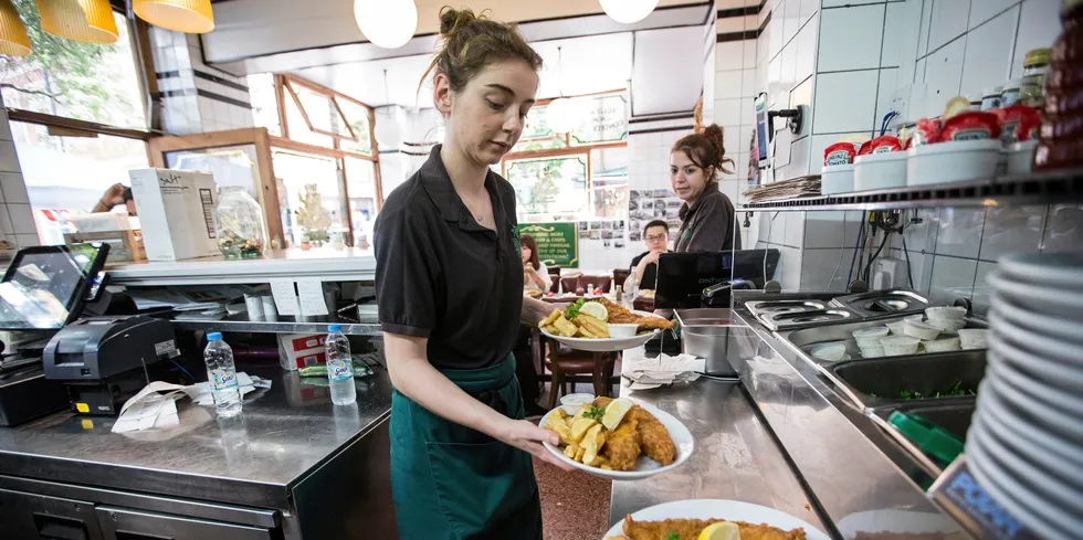 Norsk torsk blir servert som fish & chips ved «Rock & Sole Place» i Covent Garden i London. Det er viktig at Russland og Norge blir enige om de nye torskekvotene.