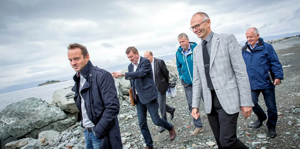 Viktige aktører innen fiskerinæringa fotografert ved sjøkanten i Trondheim etter fellesmøte. F.v.: Geir Ove Ystmark, adm dir FHL, Svein Reppe, sjef Norske sjømatbedrifters landsforening, Jan Erik Strøm, regiondir Norges råfisklag, Otto Gregussen, adm dir Norges Sildesalgslag, Kjell Ingebrigtsen, leder Norges Fiskelag (fremst), , Oddbjørn Skarbøvik, informasjonsleder Fiskebåt.