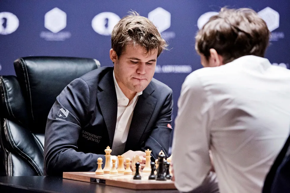 Natt til torsdag forsvarte Magnus Carlsen sin VM-tittel mot utfordrer Sergej Karjakin fra Russland. Foto: Pontus Höök/NTB Scanpix