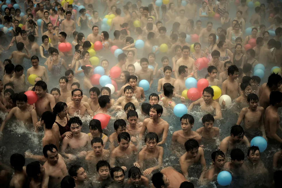 Befolkningsveksten i verden er en av de største utfordringene verden står overfor. På bildet er både turister og lokale innbyggere samlet i en varmtvannskilde i byen Chongqing i Kina i forbindelse med at verdens befolkning passerte syv milliarder i oktober 2011. Foto: China out/AP/NTB Scanpix