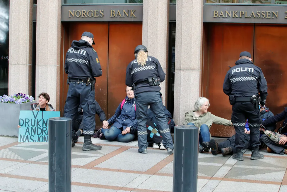 Extinction Rebellion Norge blokkerer Norges Bank. De krever Oljefondet trekkes ut av kull.